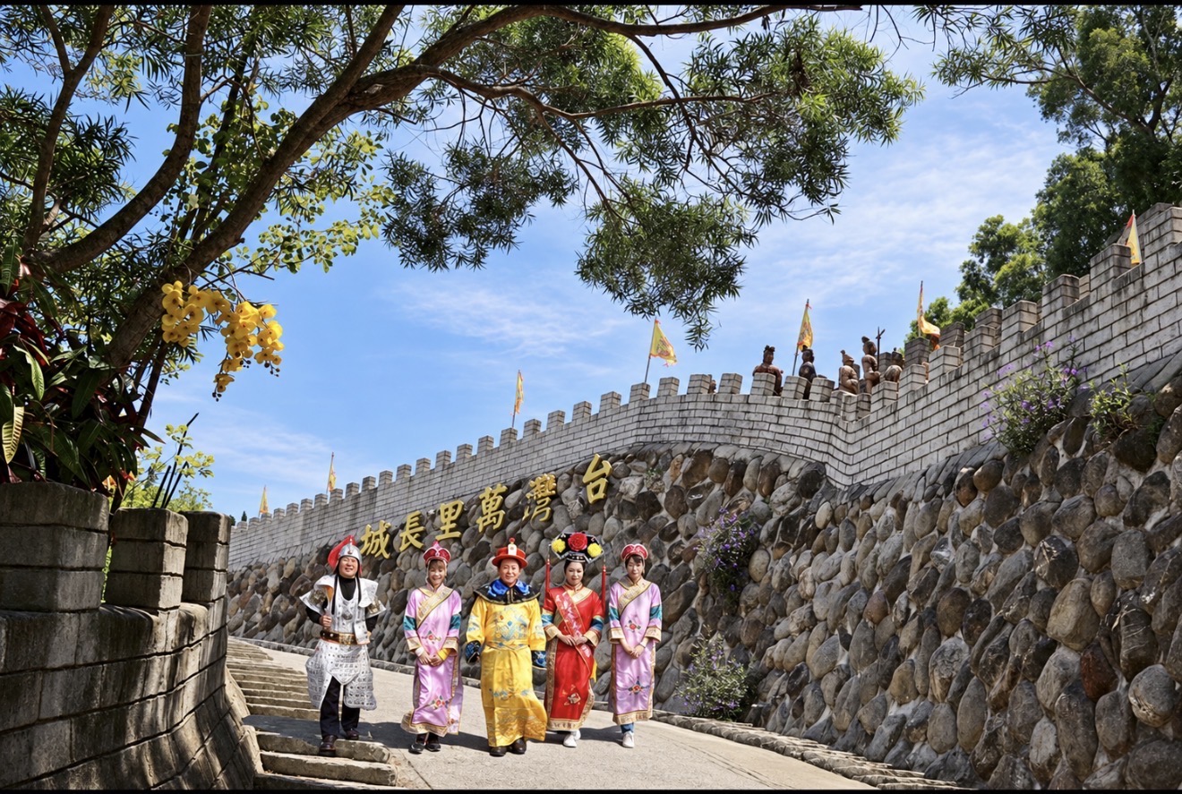 林務局長與古裝體驗者漫步園區,透過角色扮演增加旅程互動。