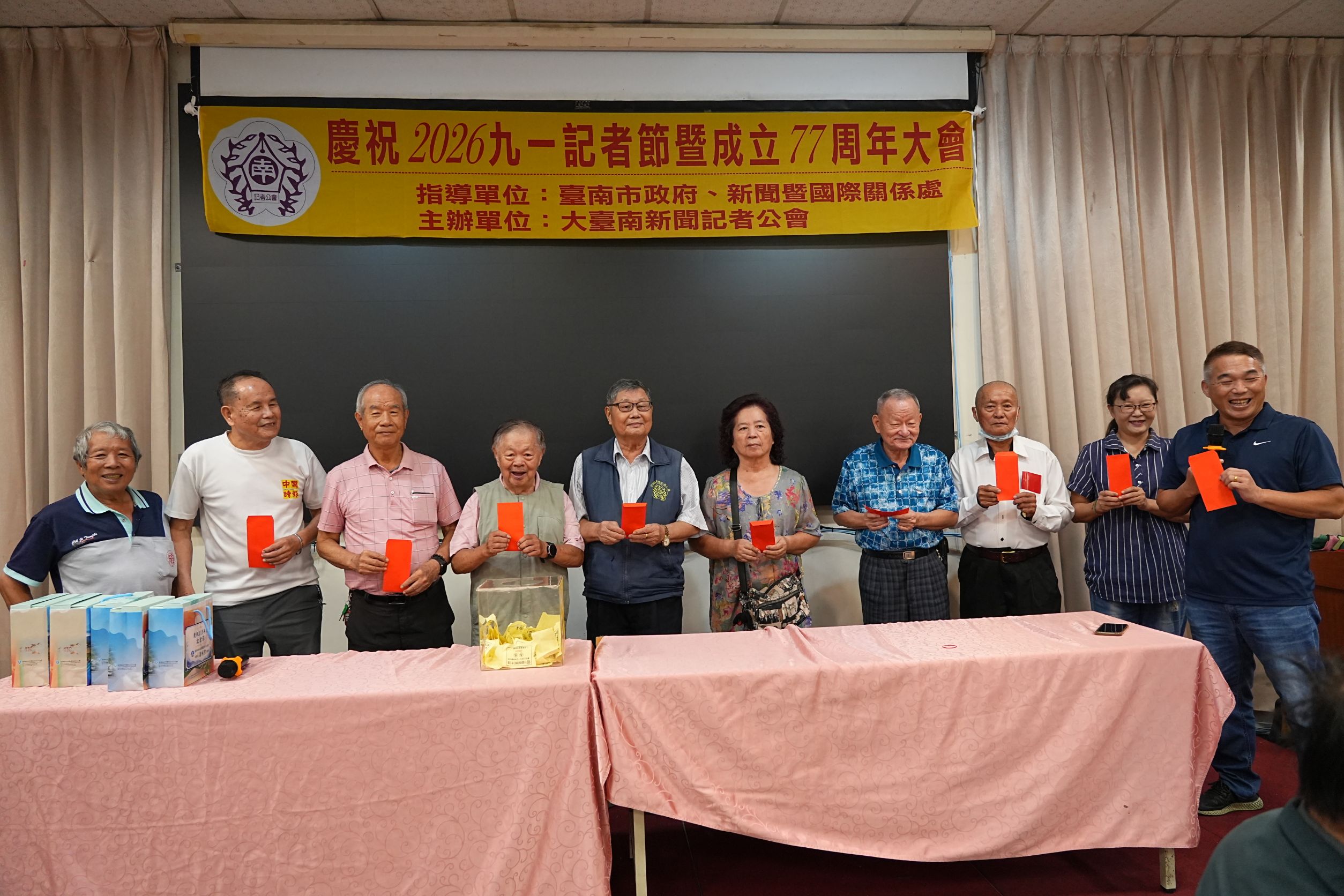 理事長陳永祥特別準備9個小紅包給77歲以上會員，鼓勵同業持續投入新聞媒體工作。（圖／大臺南新聞記者公會提供）