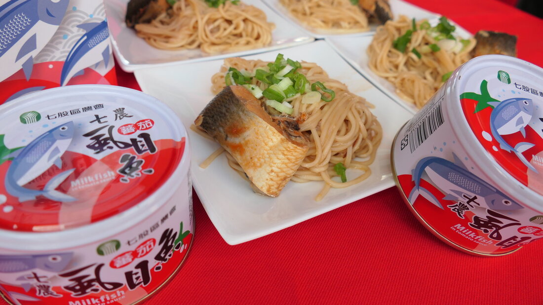 七股農會開發新品「紅蔥酥油」及「夙目魚罐」，讓消費者吃健康、吃美味、吃出七股鄉村幸福的滋味。