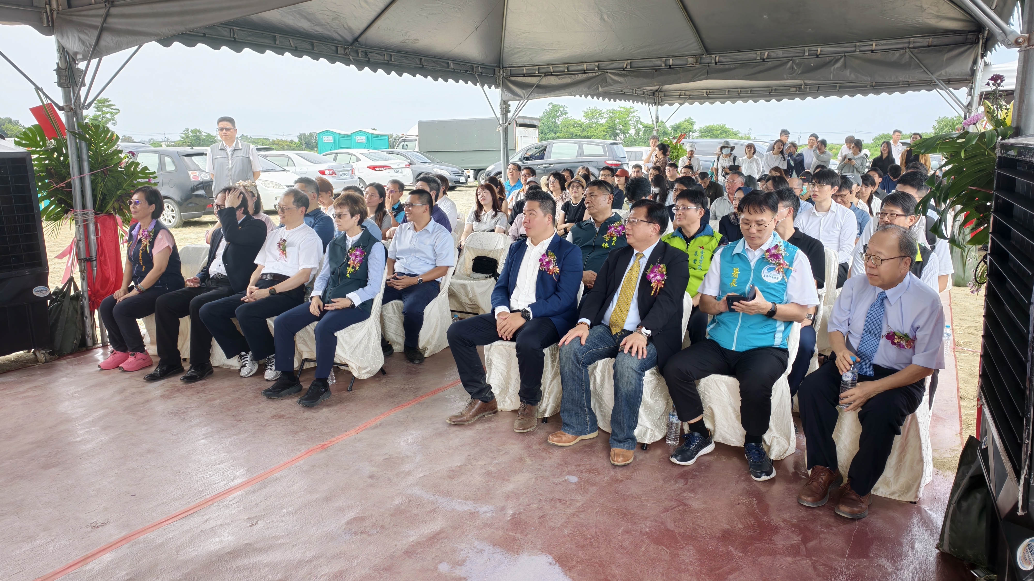 南瀛養殖生產協會推動台南學甲、麻豆漁電共生案場,今天舉行第二期開工典禮,現場掛上「開工典禮」背板,共同見證漁民主導漁電共生的重要里程碑。
