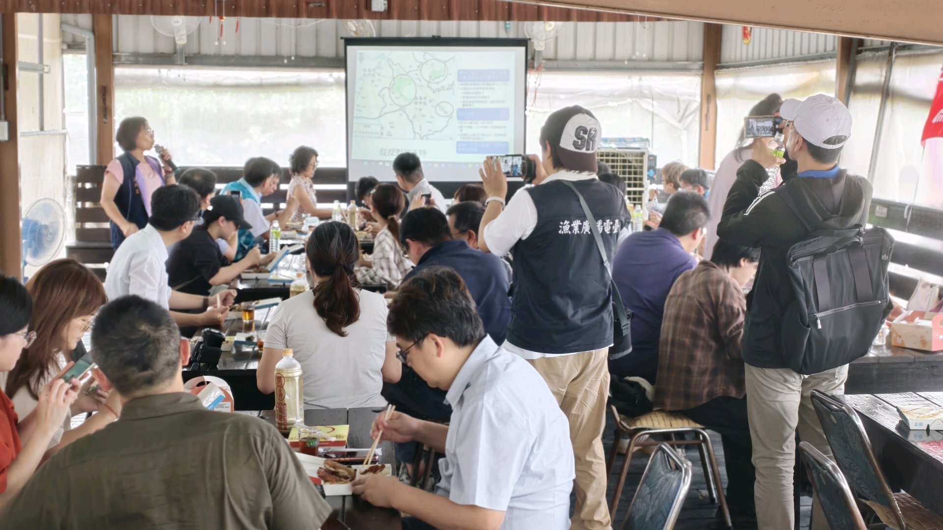 開工典禮後,與會人員前往亮哥生態養殖場參觀並聽取簡報,從養殖現場了解漁電共生實際運作情形。