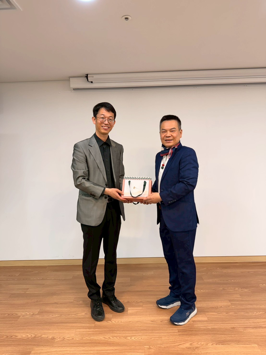 苗栗市長余文忠（右）與交流對象互贈紀念品。