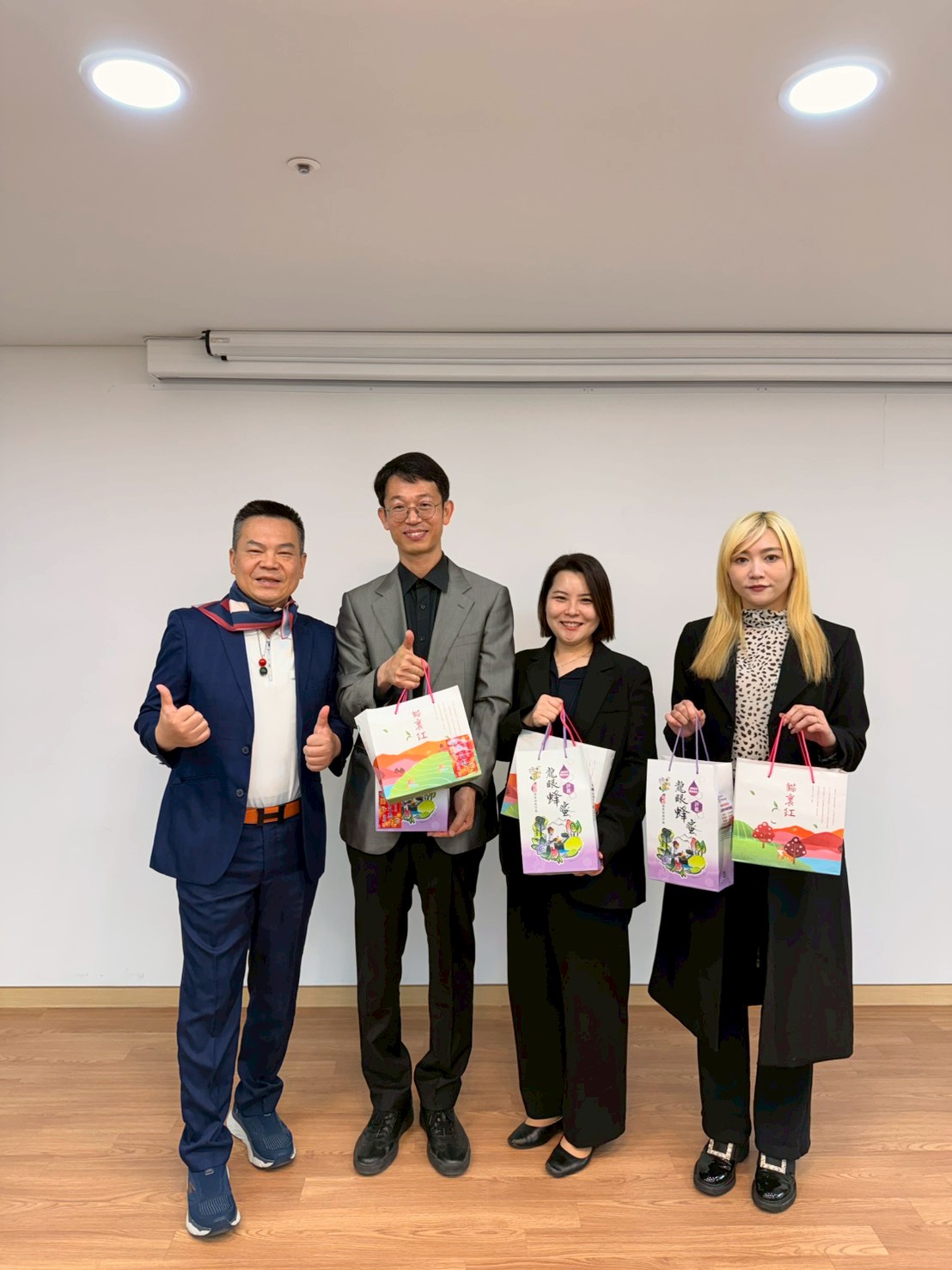 苗栗市長余文忠（左）與考察行程交流人員合影。