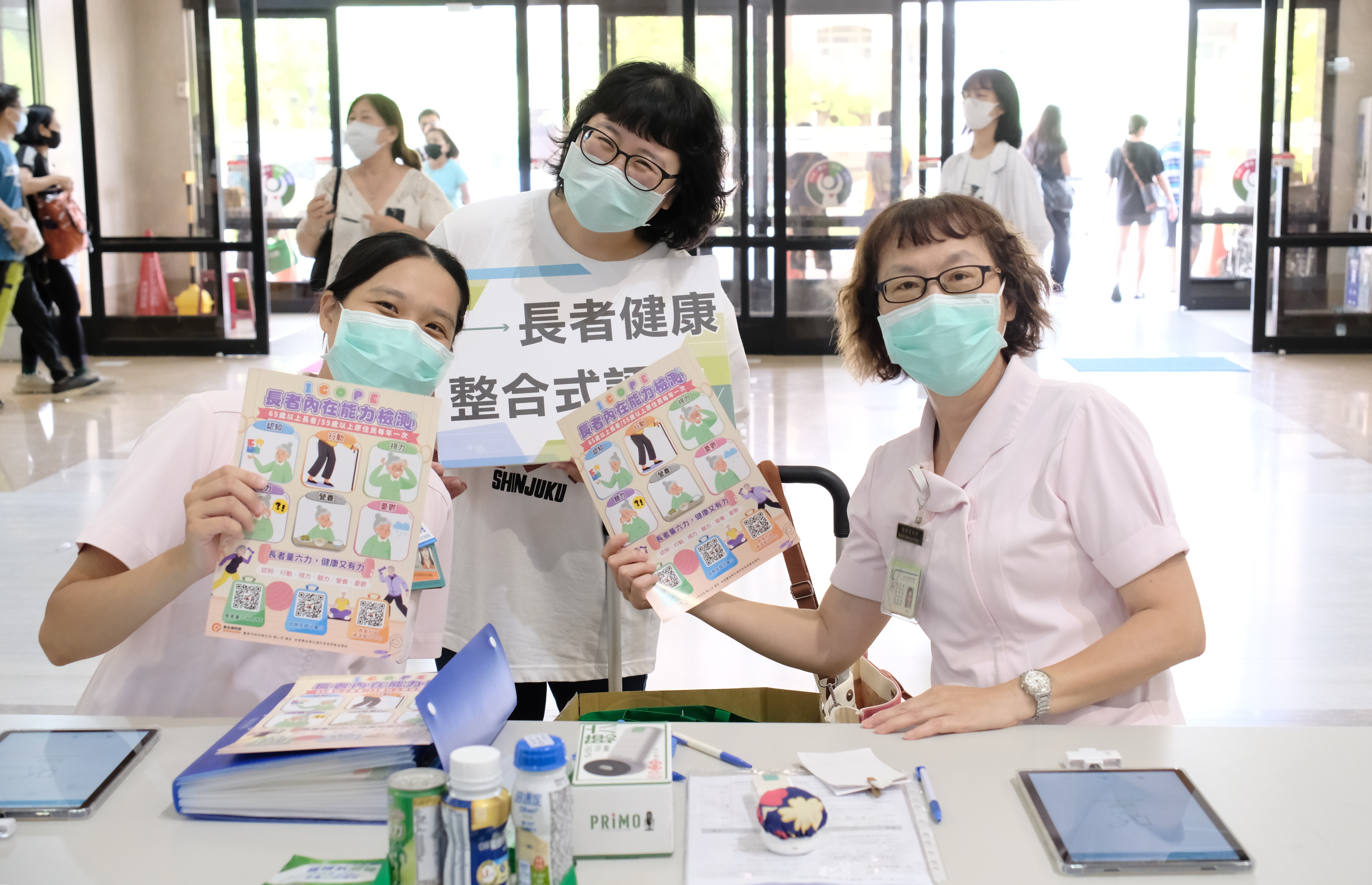 成大醫院辦理長者健康促進活動,結合各專業團隊,從肌力、行動力、營養、心理健康及用藥安全等面向,守護長者健康與自主生活。