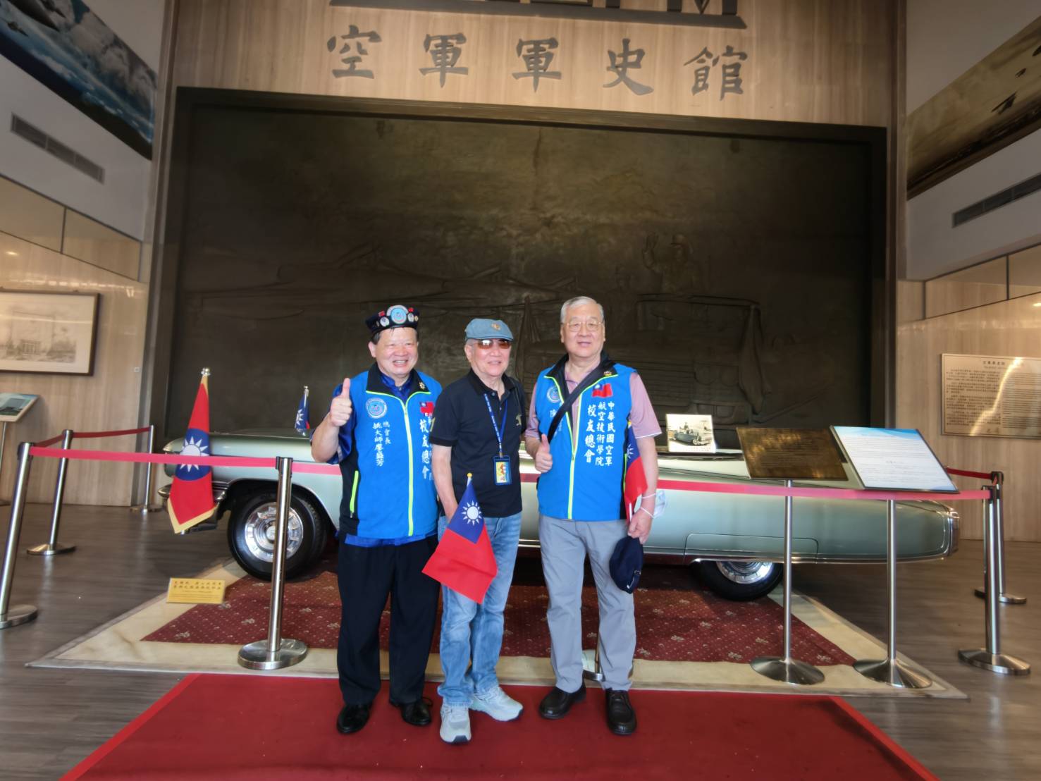 校友參觀空軍軍史館,透過館藏與軍史資料回望軍旅歲月。(圖/活動提供)