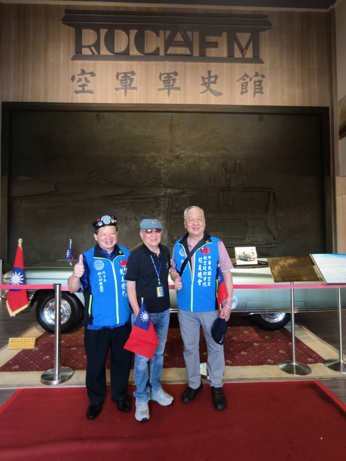 校友在空軍軍史館展示空間前合影,重溫軍校記憶。(圖/活動提供)
