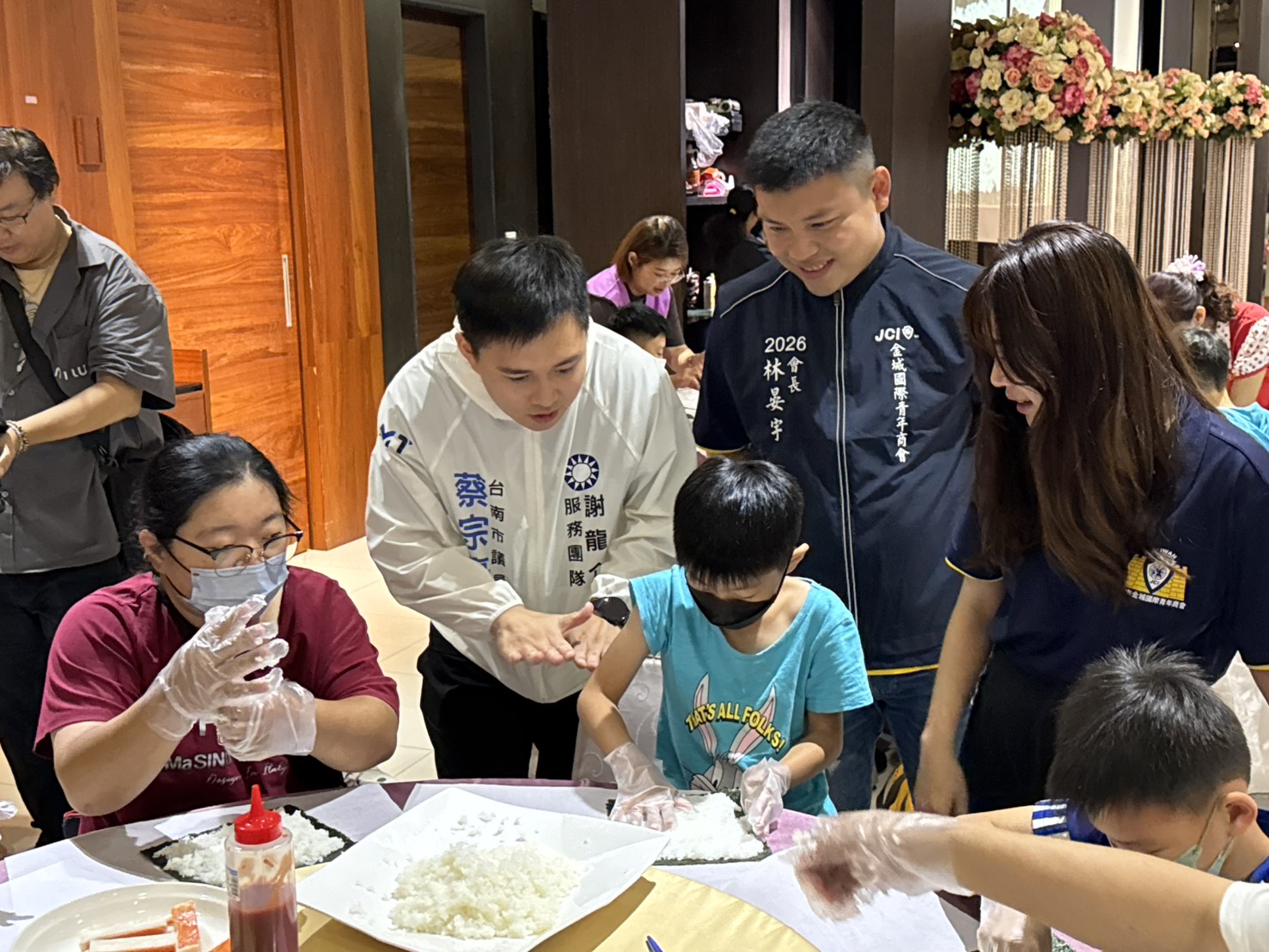 蔡宗豪、金城青商會成員與參與家庭在活動中交流，為孩子加油打氣。（圖／主辦單位提供）