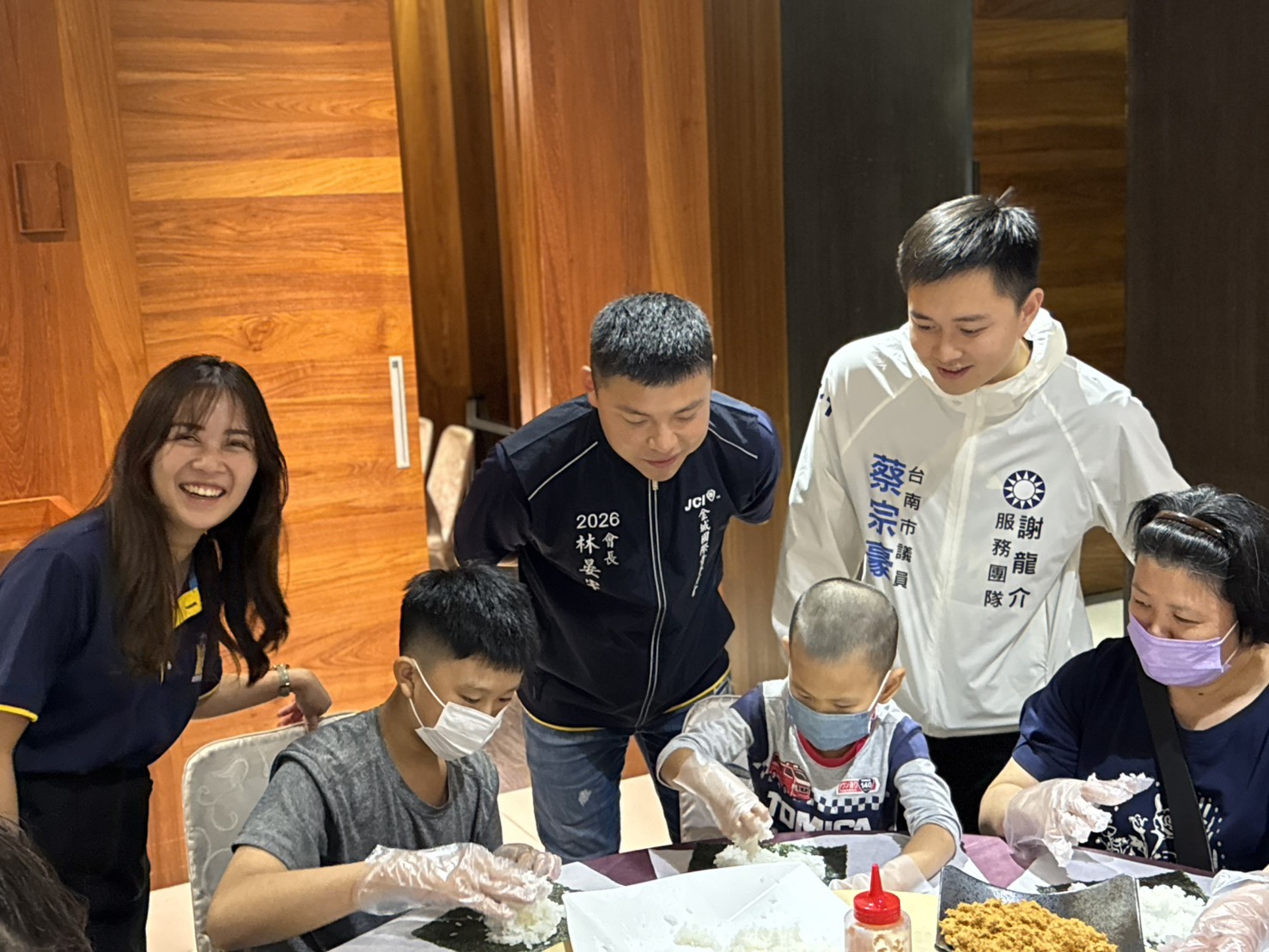活動工作人員於手作區協助孩子製作餐點，鼓勵孩子發揮創意。（圖／主辦單位提供）