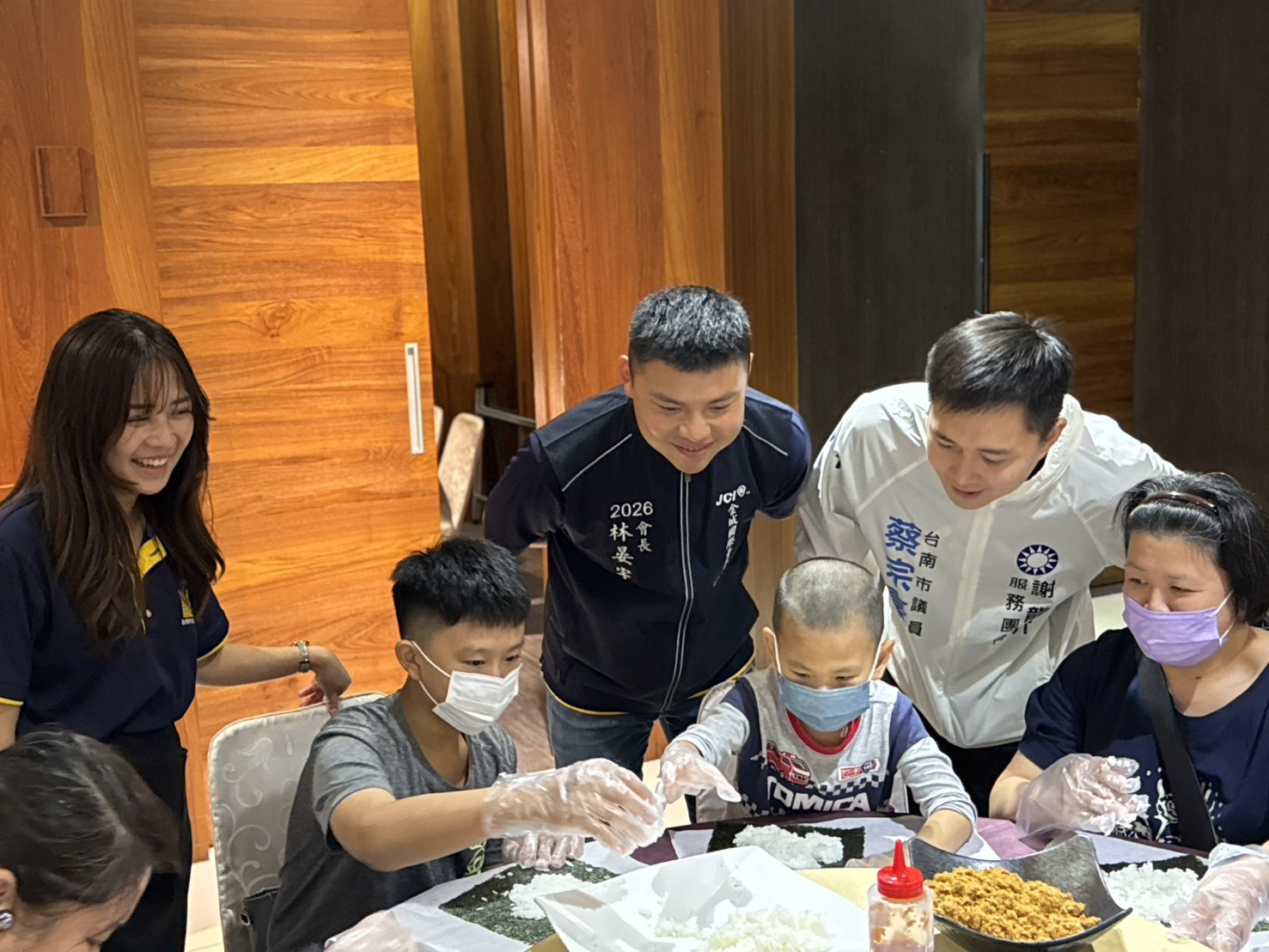蔡宗豪與金城青商會成員在手作區關心孩子的體驗情形。（圖／主辦單位提供）