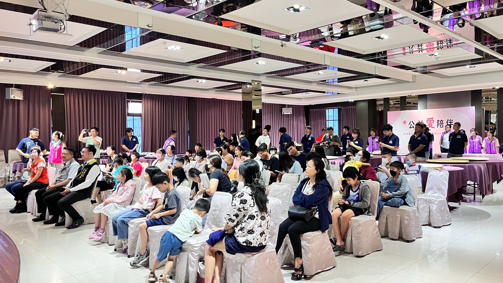 多組親子參與公益愛陪伴活動，現場由志工與工作人員協助引導。（圖／主辦單位提供）