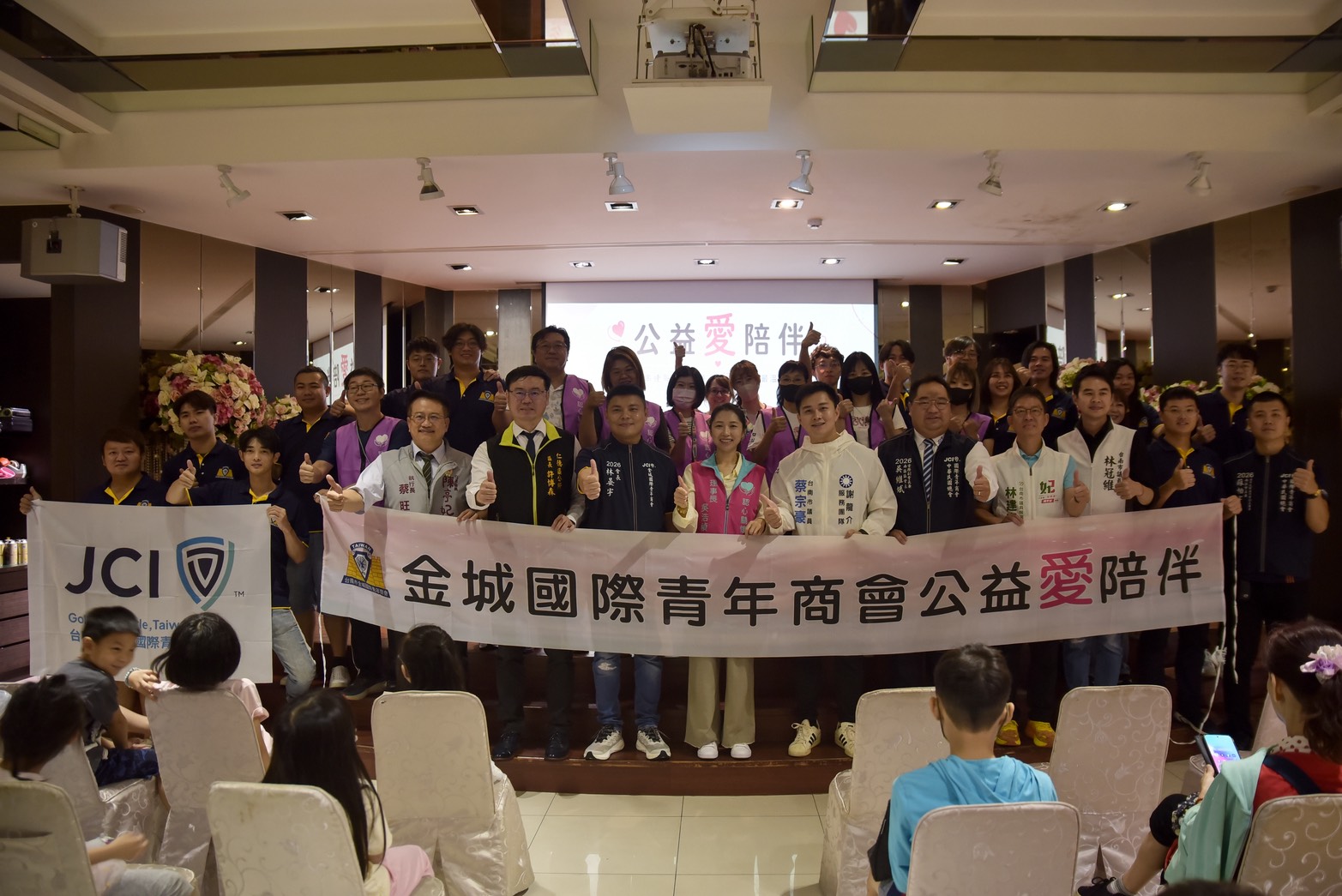 台南市金城國際青年商會舉辦「公益愛陪伴」親子手作壽司活動，主辦、協辦單位與參與者共同合影。（圖／主辦單位提供）