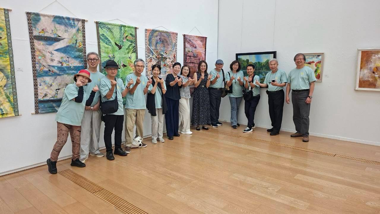 長崎台南交流美術展展場畫面，現場觀眾欣賞台日藝術家的創作。（圖／主辦單位提供）