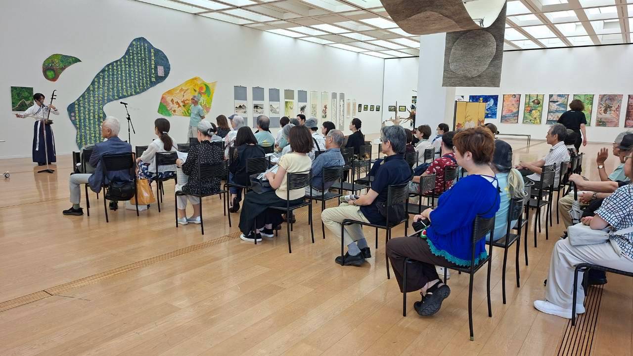郭貞慧在展場與參展人士交流，強調和平不分彼此、台日應持續深化合作。（圖／主辦單位提供）