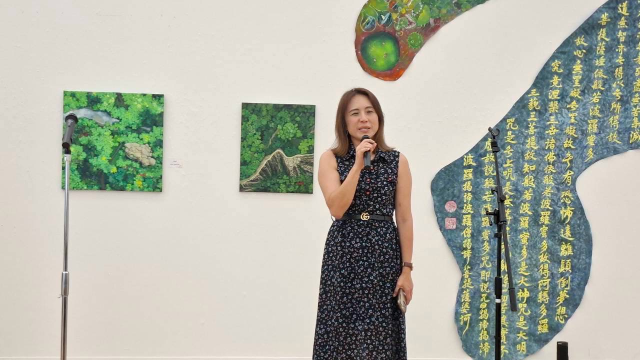 台南與長崎參展人士於展覽期間合影，記錄跨國藝術交流的成果。（圖／主辦單位提供）