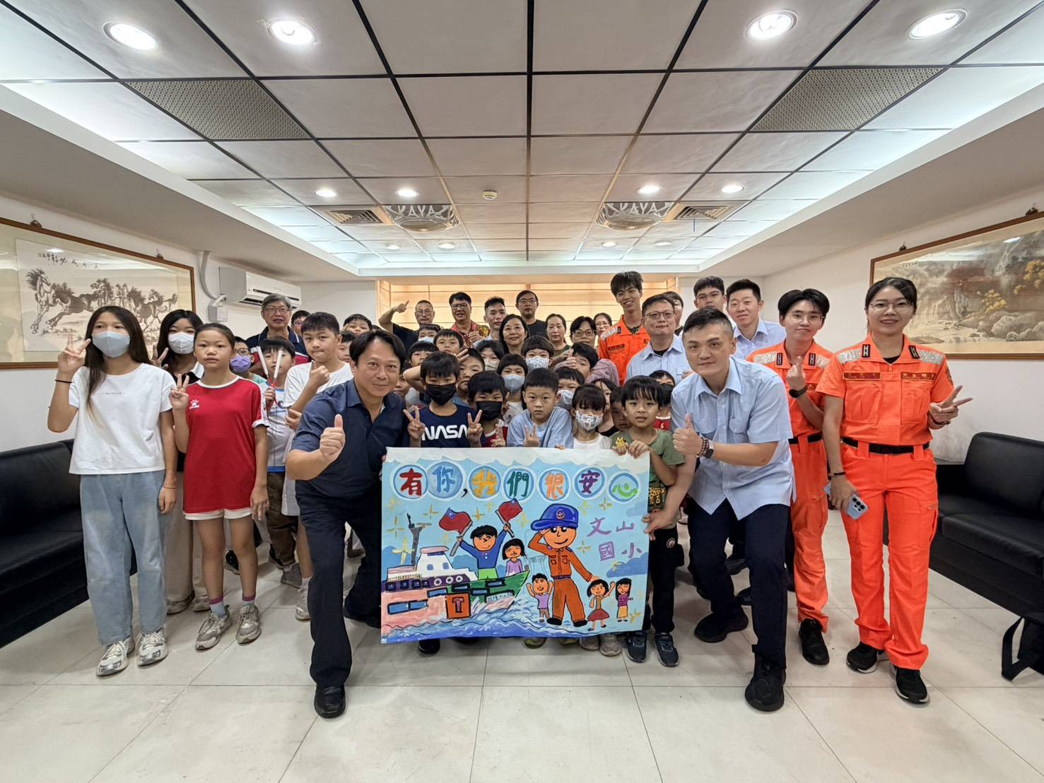 文山國小師生到訪海巡署南部分署第一一岸巡隊勞軍，與海巡官兵合影，展現軍民同樂。（圖／海巡署南部分署第一一岸巡隊提供）