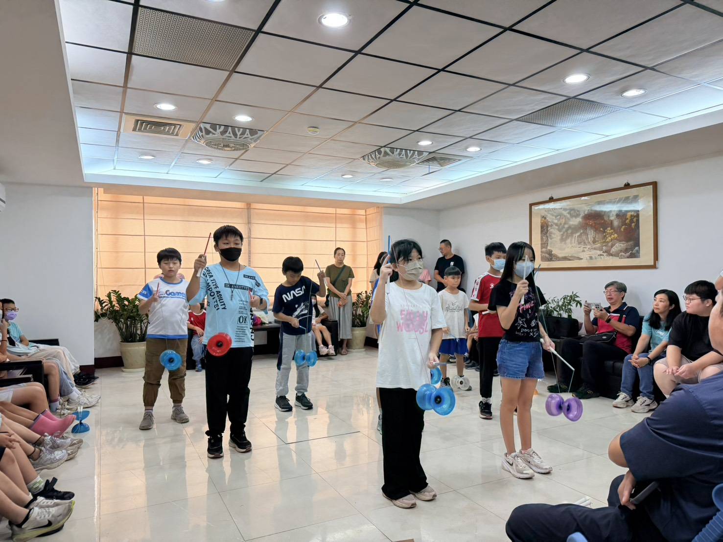 文山國小學生在勞軍活動中進行扯鈴表演，向守護海疆的海巡官兵致意。（圖／海巡署南部分署第一一岸巡隊提供）