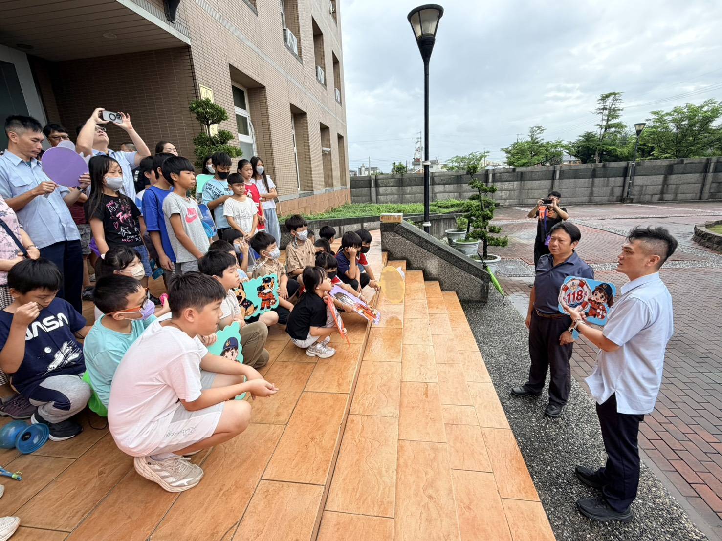 海巡同仁向文山國小師生宣導防溺觀念與「118」報案專線，傳遞海洋安全知識。（圖／海巡署南部分署第一一岸巡隊提供）