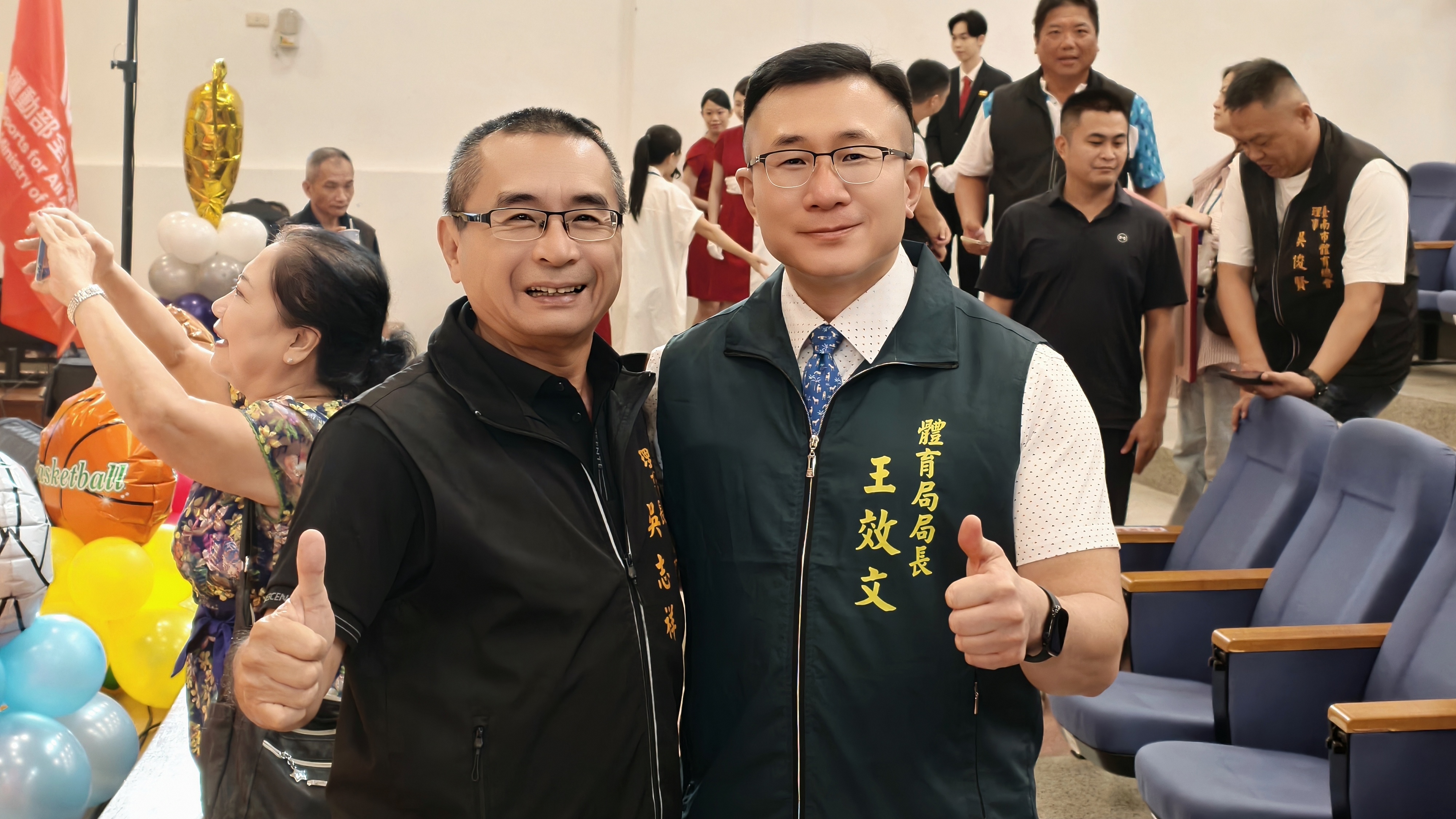 體育局長王效文與臺南市體育總會理事長吳志祥合影。（記者湯皓宇攝影）