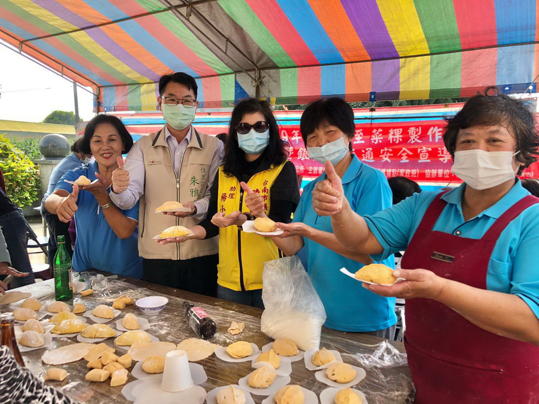 佳里區長朱雅宏到場參與肯定禮化社區發展協會理事長李黃麗敏在冬至送愛心的行動表現。