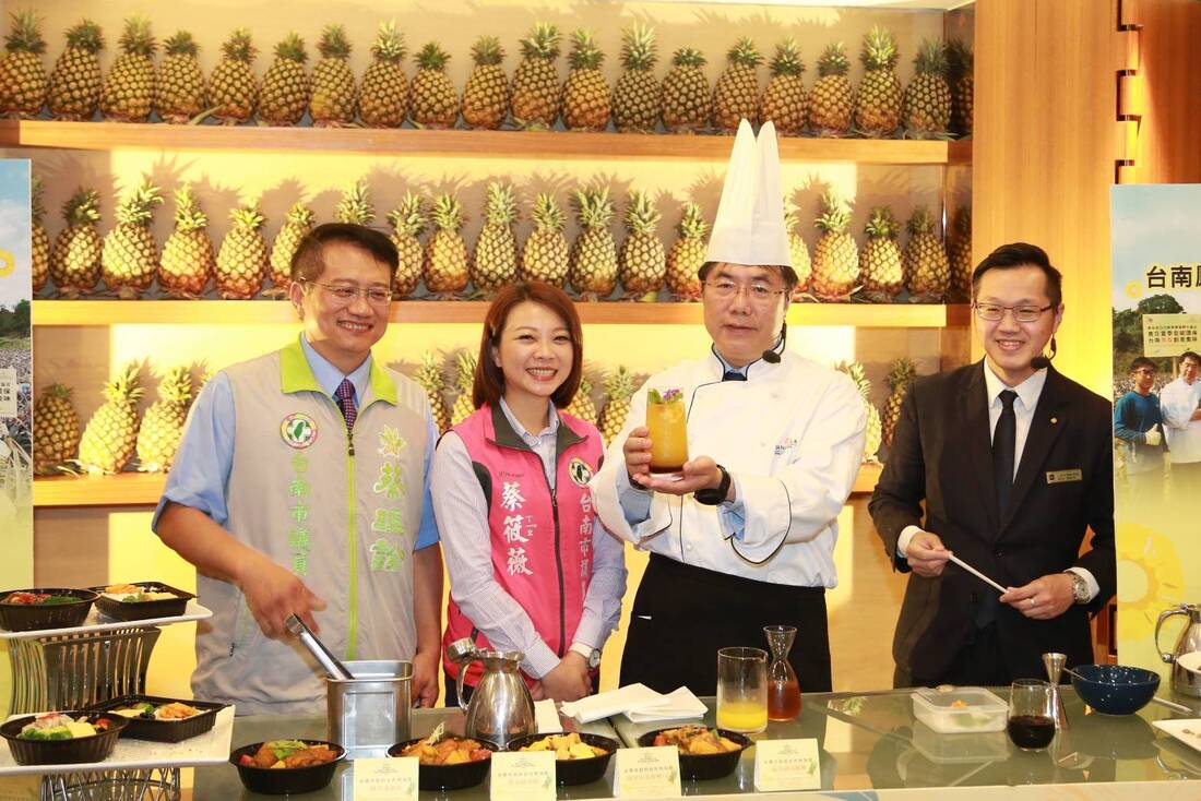 台南市長黃偉哲跟著主廚做鳳梨防疫料理(左二)