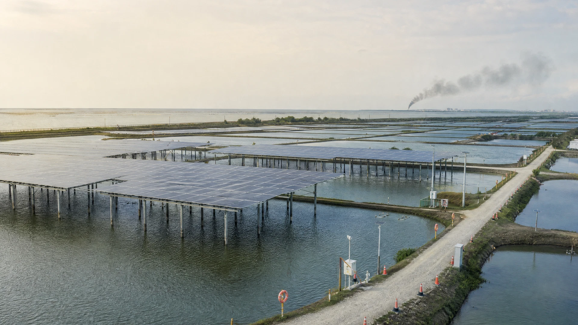 漁電共生場域在事故後，更需將巡查、設備維護與異常通報納入日常管理。（圖／原創生成示意，非火災現場）