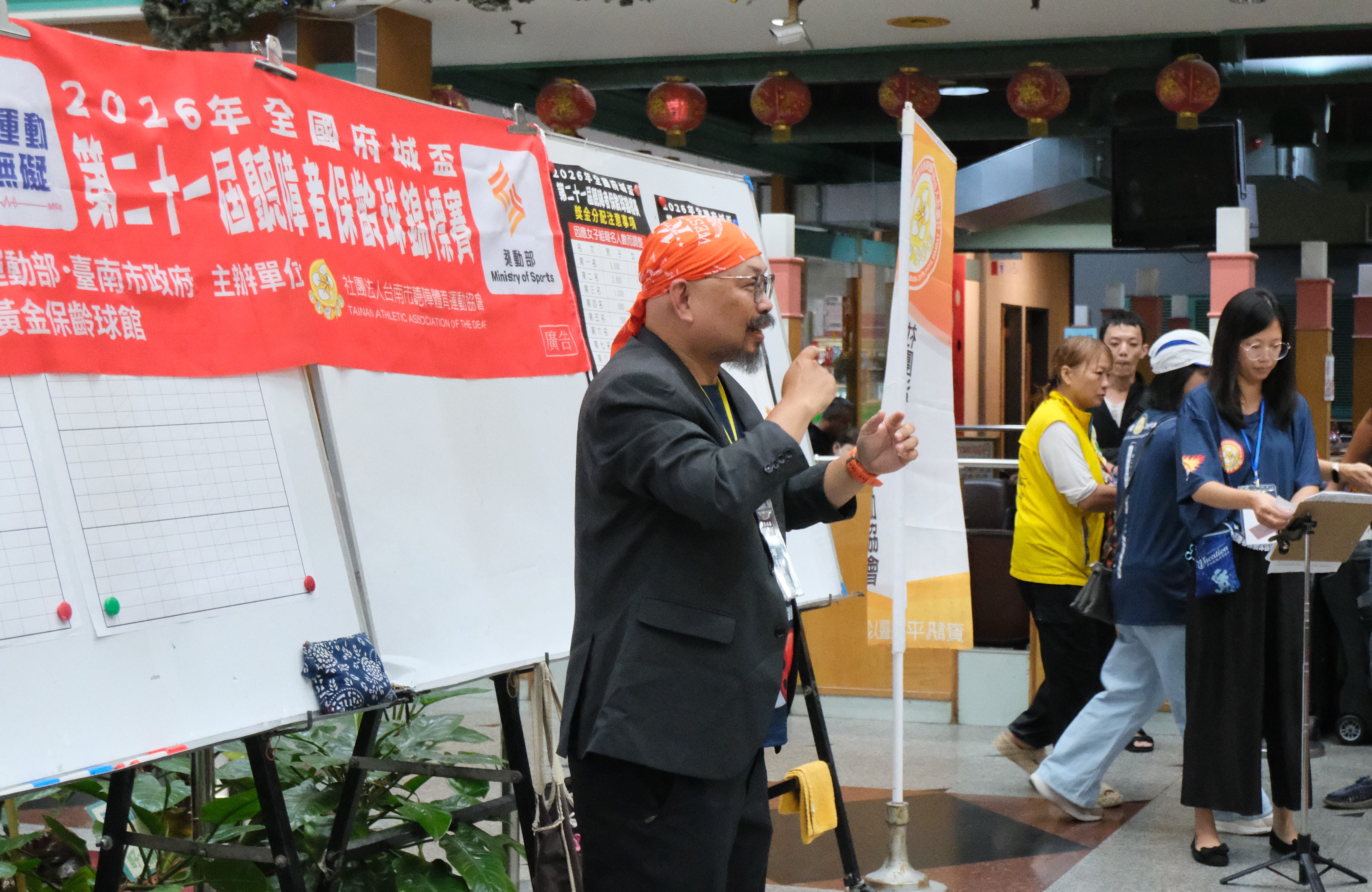 台南市聽障體育運動協會理事長陳治年致詞,說明聾人自主辦賽與資訊平權的重要。(圖/台南市聽障體育運動協會提供)