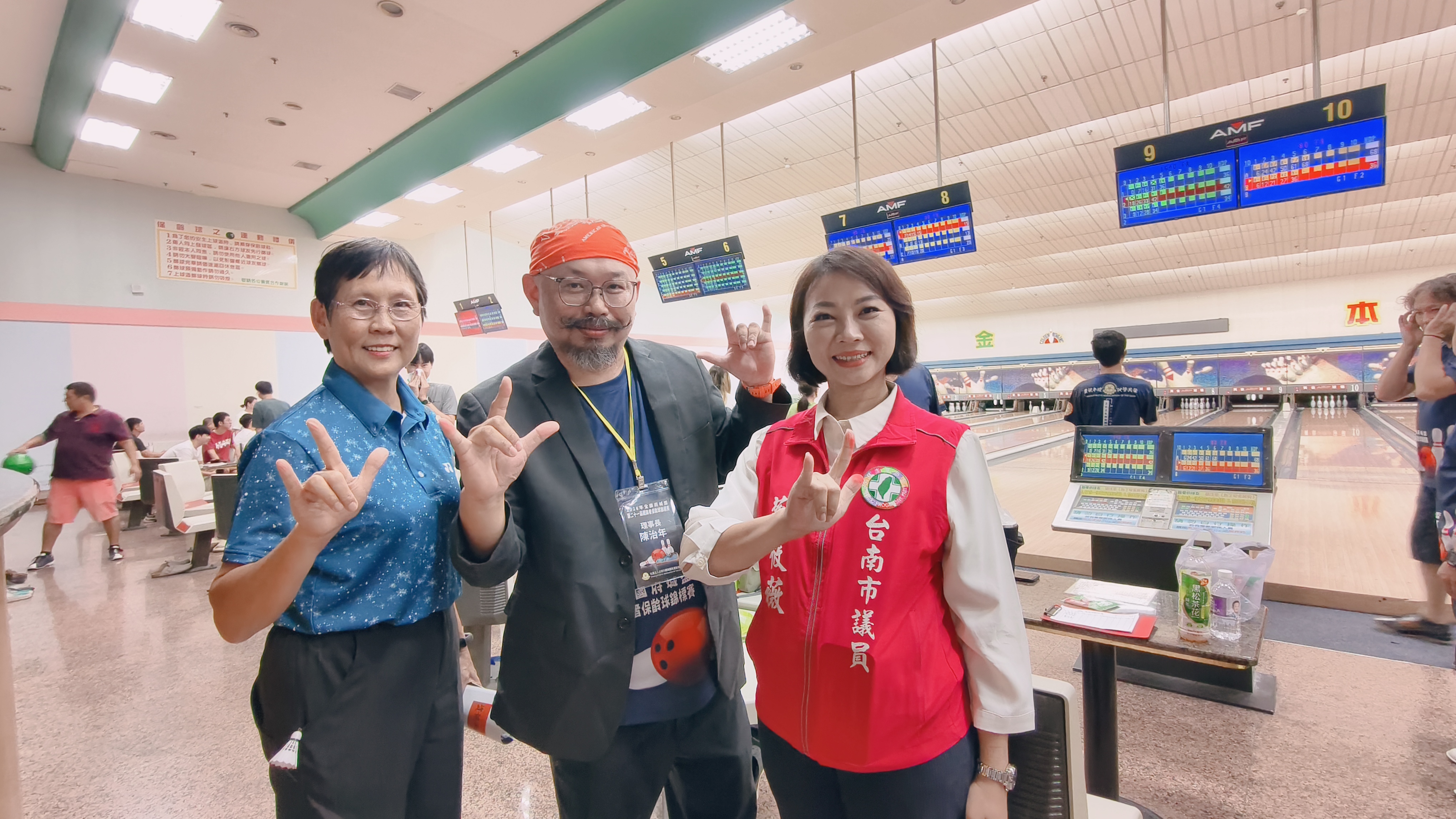 運動部訪視委員陳淑利(左)、台南市聽障體育運動協會理事長陳治年(中)與臺南市議員蔡筱薇(右)以手語合影。(圖/台南市聽障體育運動協會提供)