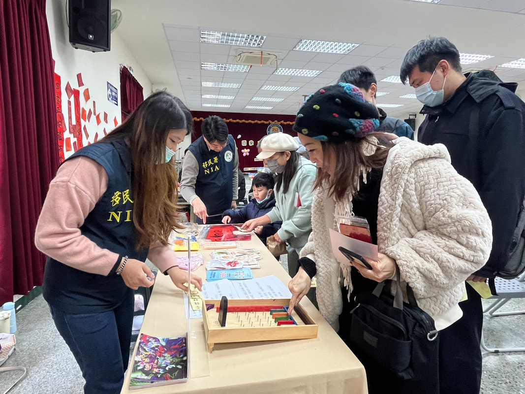 移民署苗栗縣服務站設計宣導遊戲與民眾同樂。 ​(圖/移民署苗栗縣服務站提供)