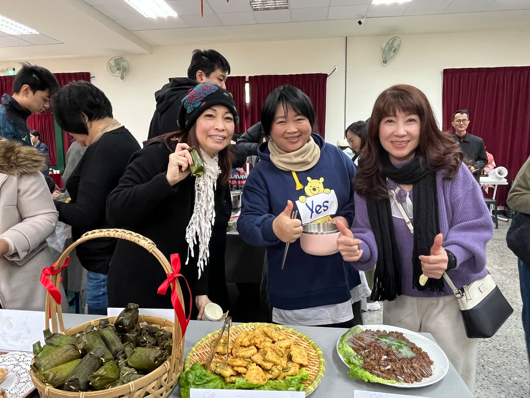 講師鐘菁（左）帶領民眾手作越南鮮蝦生春捲​(圖/移民署苗栗縣服務站提供)