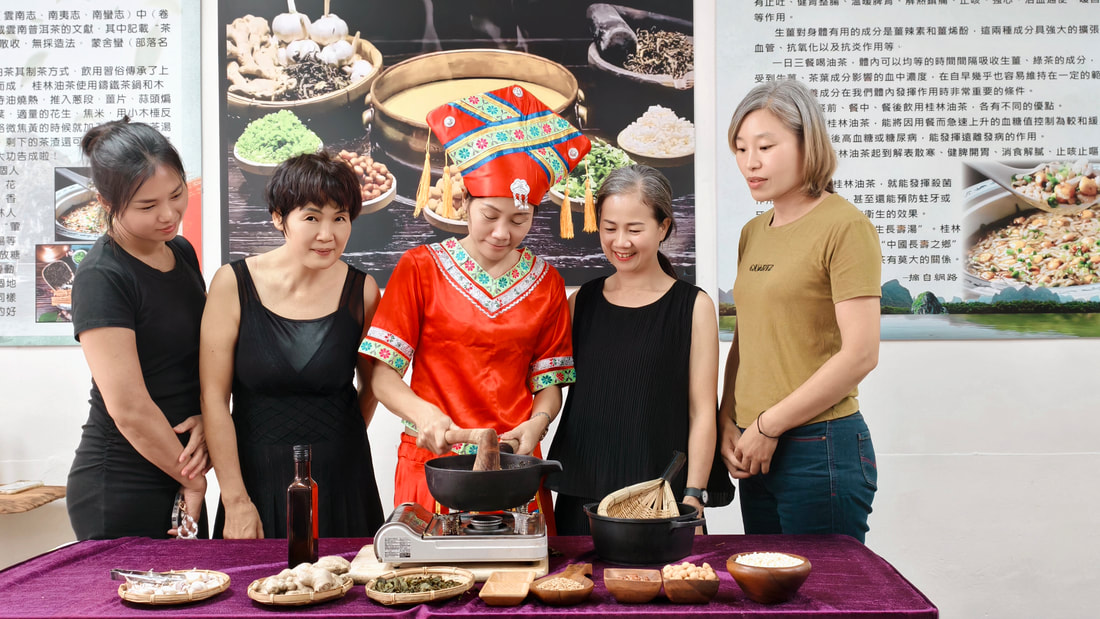 「桂林油茶文化體驗日」現場民眾參與打油茶 。