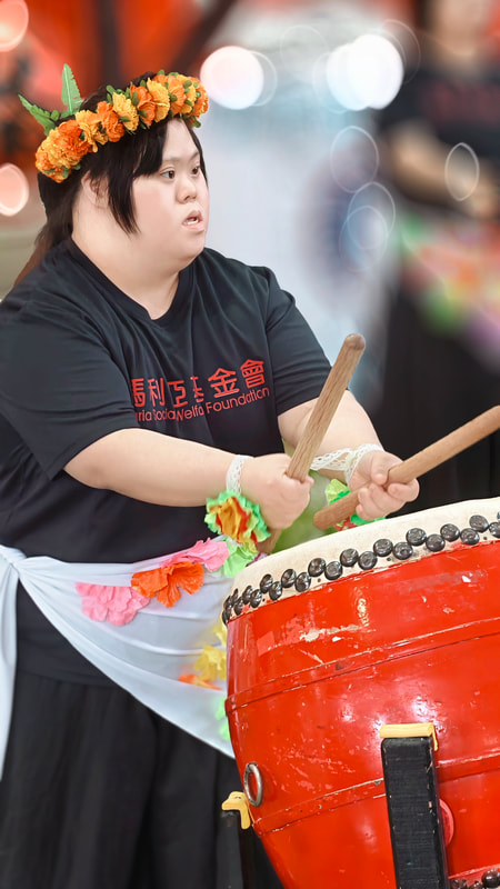 瑪利亞的孩子們奮力擊響大鼓
