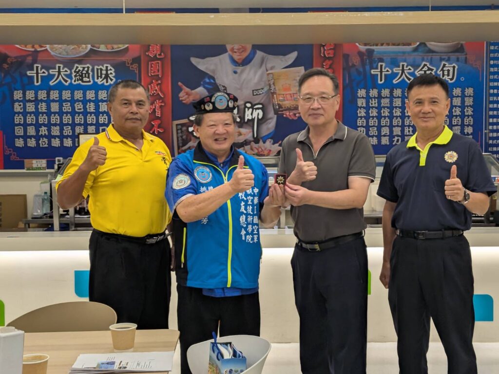 佳里榮家新任主任酆世俊走入基層 慰問受災榮民「挑大師」送暖 首圖