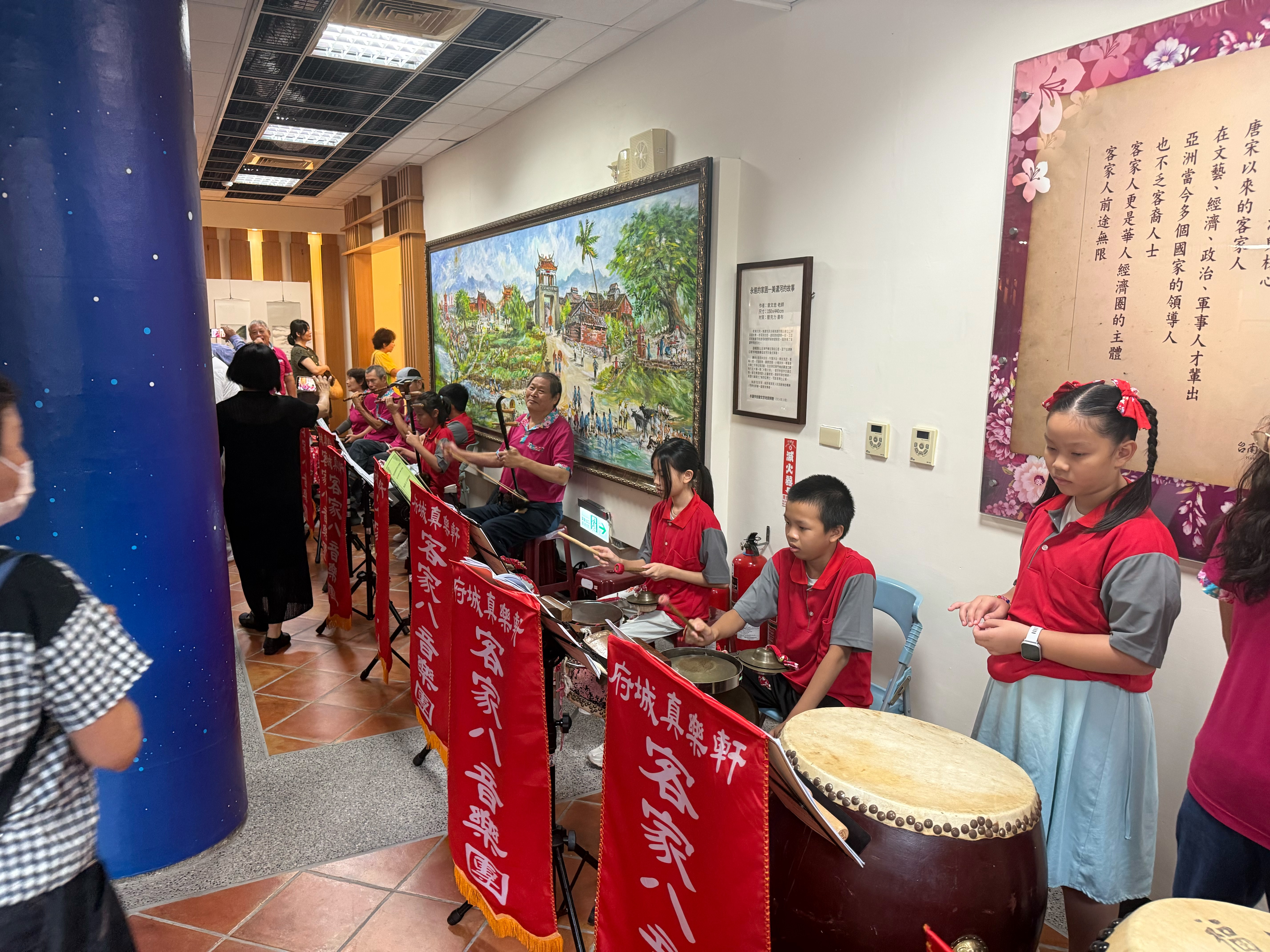 府城真樂軒客家八音團受邀於開幕儀式演出，展現客家音樂與藝文展覽交織的文化特色。（圖／臺南市政府客家事務委員會提供）