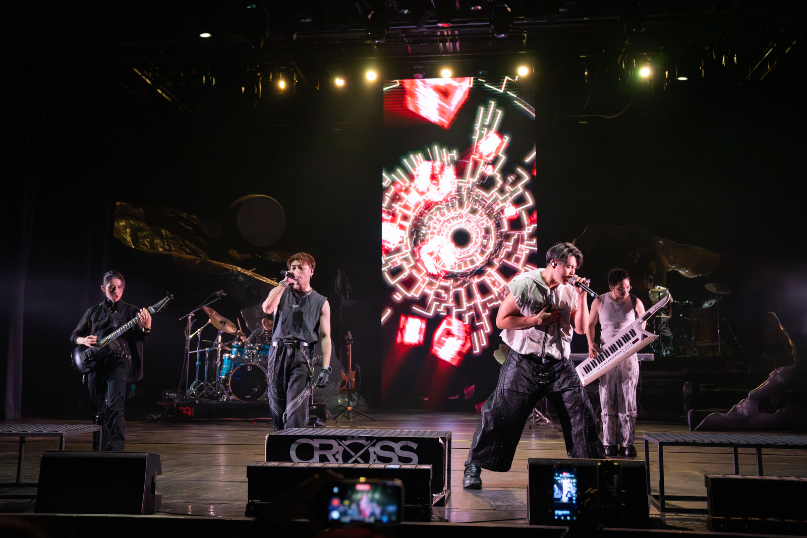 十鼓音樂祭記者會舞台演出,畫面可見手持麥克風的演出人員、樂器與燈光。